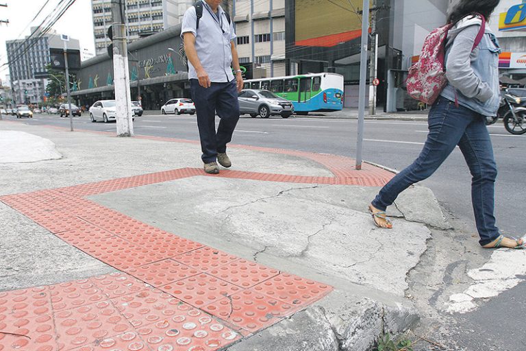 Prefeituras devem pagar reforma de calçadas, diz Conselho de Engenharia