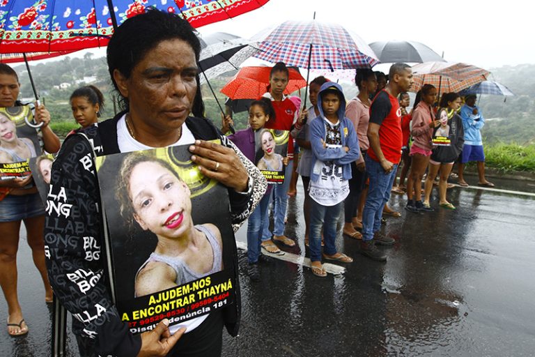 Mãe de Thayna volta a fazer protesto e fecha Rodovia do Contorno