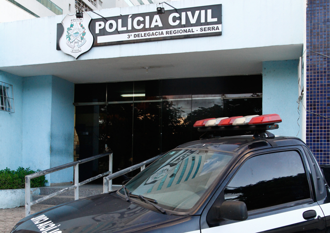 Motorista vai à delegacia registrar denúncia contra ex-namorada e termina preso