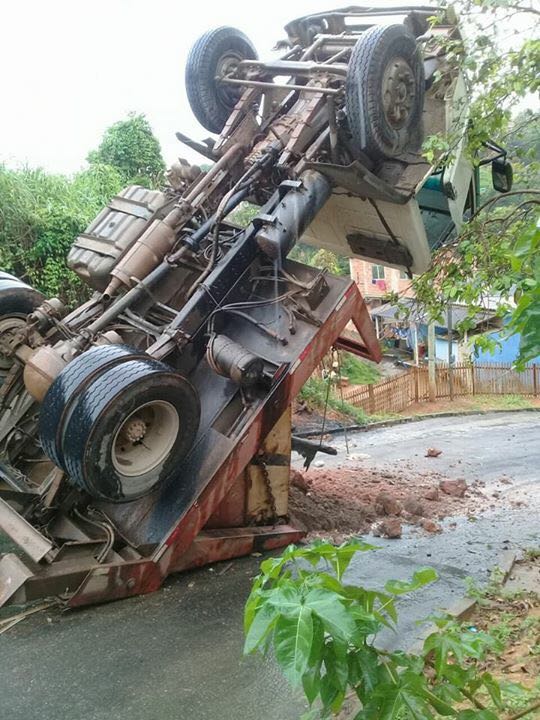 Caminhão vira em rua de Cariacica