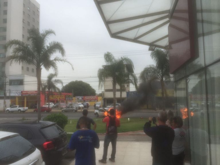 Carro pega fogo na Serra