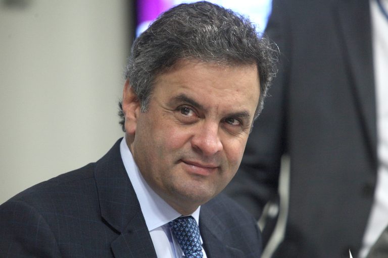 Aécio destitui Tasso da presidência do PSDB