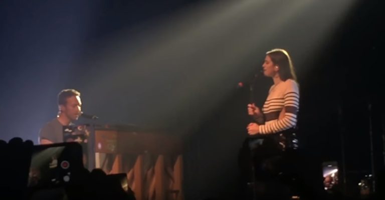 Chris Martin faz aparição ‘surpresa’ em show de Dua Lipa e erra música