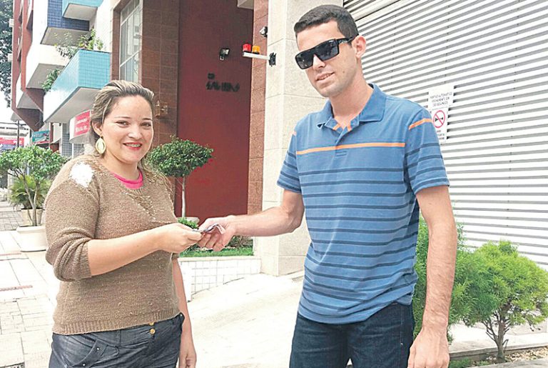 Após campanha, cobrador consegue devolver troco a passageira