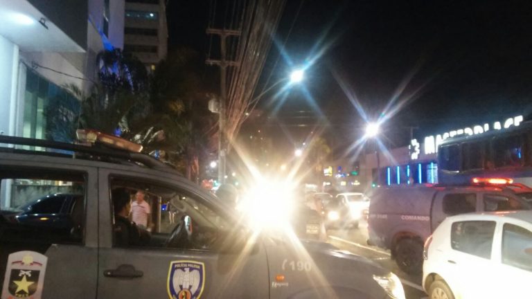 Centrais sindicais fazem protesto contra a reforma trabalhista na Reta da Penha