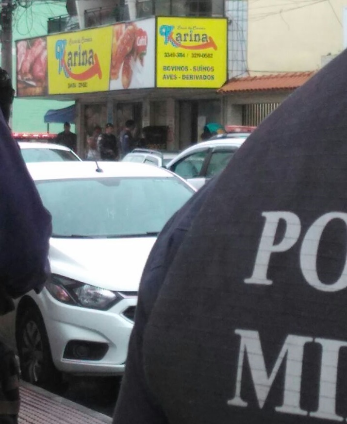 Bandido faz reféns em açougue, em Vila Velha