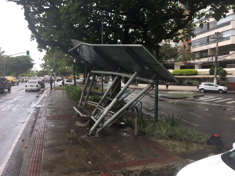Caminhão bate em ponto de ônibus, quatro carros e uma moto na Praia do Canto