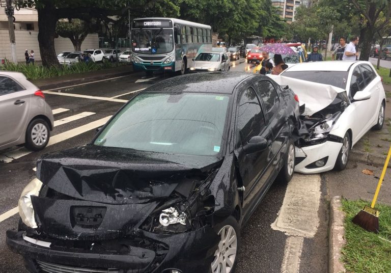 Após acidente, Praia do Canto tem interdição e trânsito lento