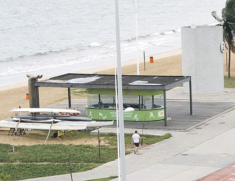 Quiosques de Camburi com mesas na areia