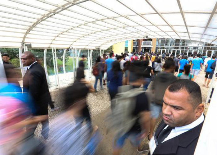 Fechamento dos portões no segundo dia do Enem acontece sem grandes tumultos