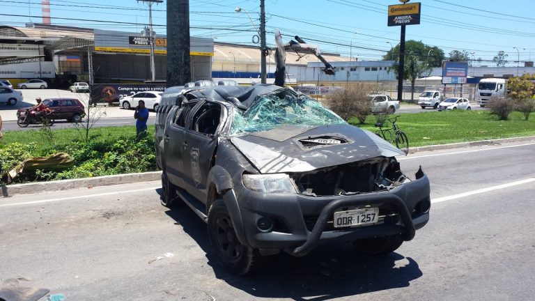 Carro da Sejus capota na BR-101 na Serra