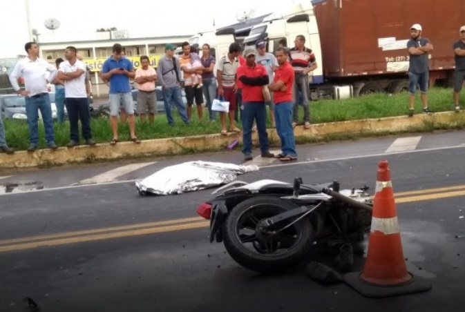 Motociclista morre após bater de frente com ônibus