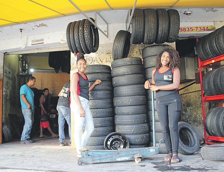 Irmãs fazem sucesso em borracharia