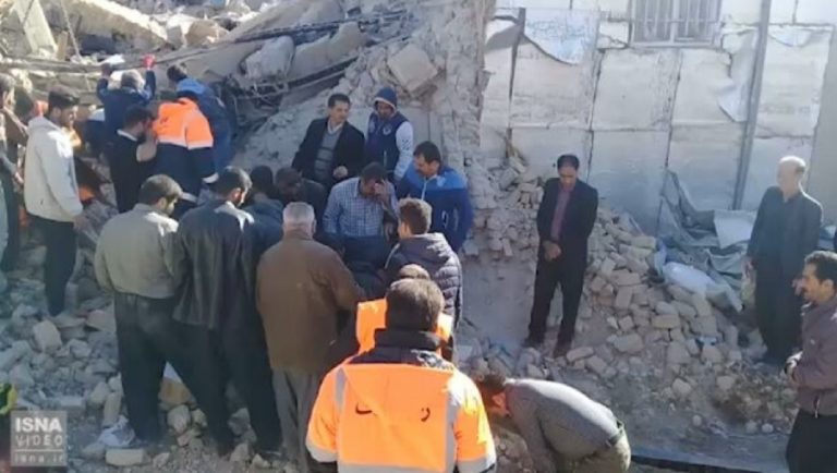 Irã encerra busca por sobreviventes de terremoto que matou mais de 500