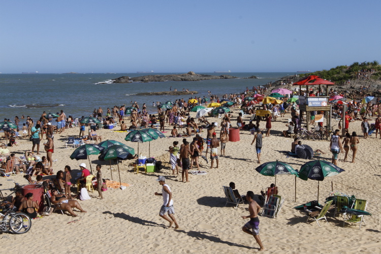 Feriado com forte sol e altas temperaturas no Espírito Santo