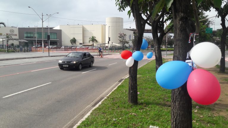 Vitória amanhece com bexigas amarradas em postes e árvores