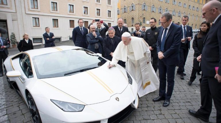Papa vai leiloar Lamborghini que ganhou para ajudar necessitados