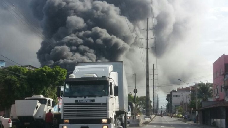 Incêndio atinge galpão em Vila Velha