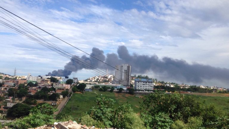Imagens mostram nuvem de fumaça de incêndio em Vila Velha
