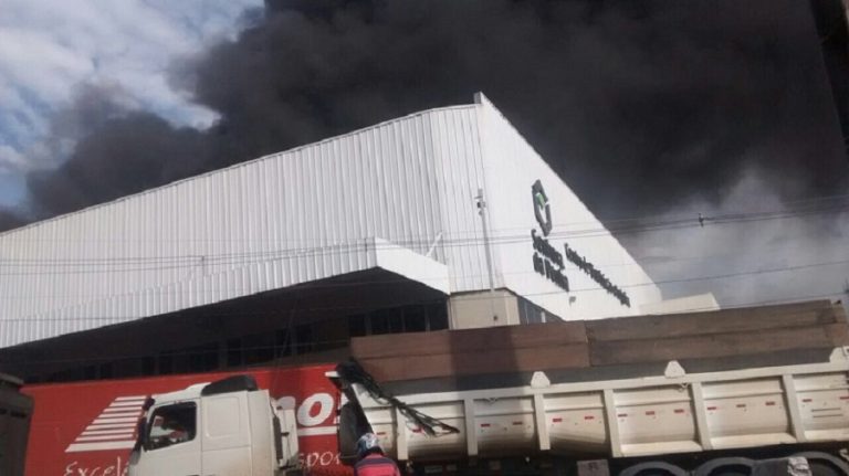 Fogo destrói 80% de empresa e há risco de desabamento, segundo o Corpo de Bombeiros