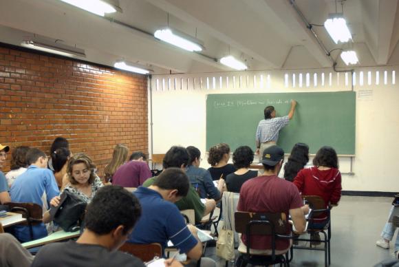 Mais de 1,5 milhão de pessoas realizam prova de certificação neste domingo