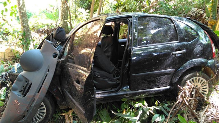 Carro cai em barranco e três pessoas morrem em Fundão