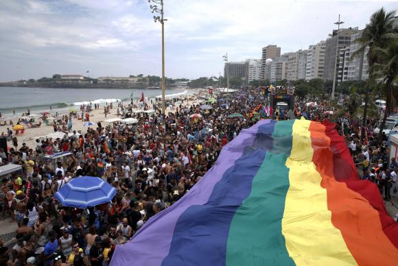 Parada do Orgulho LGBT reúne milhares na Praia de Copacabana