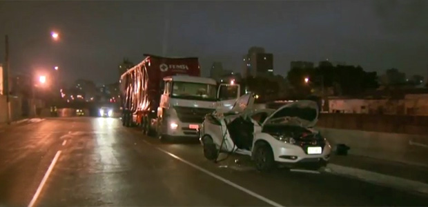 Caminhão bate em viaduto, concreto cai sobre carro e deixa um ferido