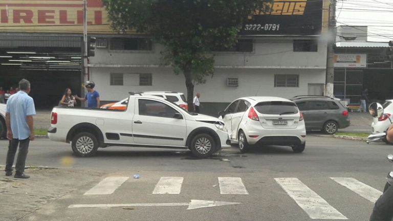 Acidente na avenida Vitória