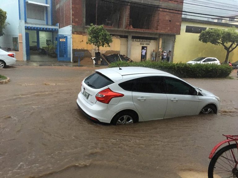Chuva forte alaga ruas no Sul do Estado. Veja fotos e vídeos
