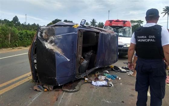 Carro capota e deixa três pessoas feridas