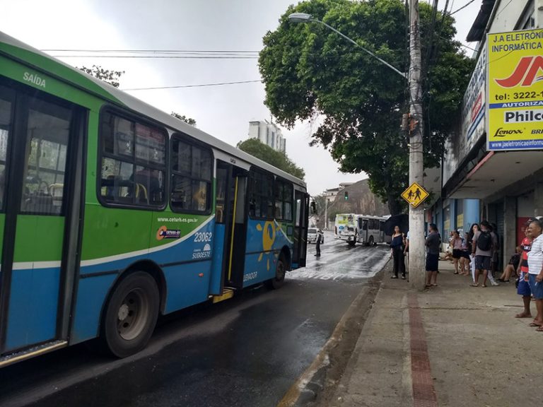 Acidente com ônibus deixa 21 feridos