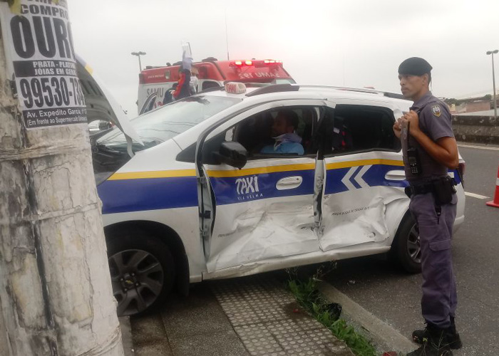 Taxista fica ferido em acidente envolvendo cinco veículos na BR-262
