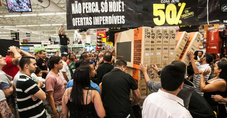 Metade dos produtos na Black Friday tem promoção ‘falsa’
