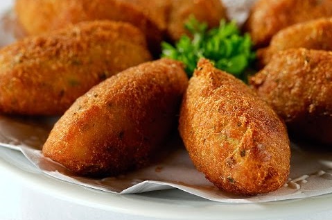 Inspeção flagra bolinhos de bacalhau, queijos e camarão em cadeia onde estão políticos