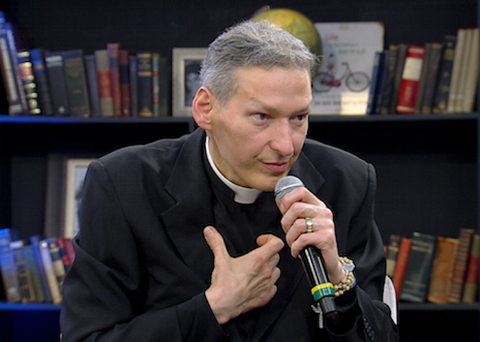 ‘Fábio de Melo faz show, eu sou sacerdote’, diz padre Marcelo Rossi