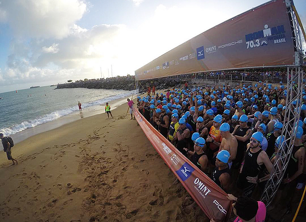 Triatleta brasileiro desaparece no mar durante prova e equipes fazem busca