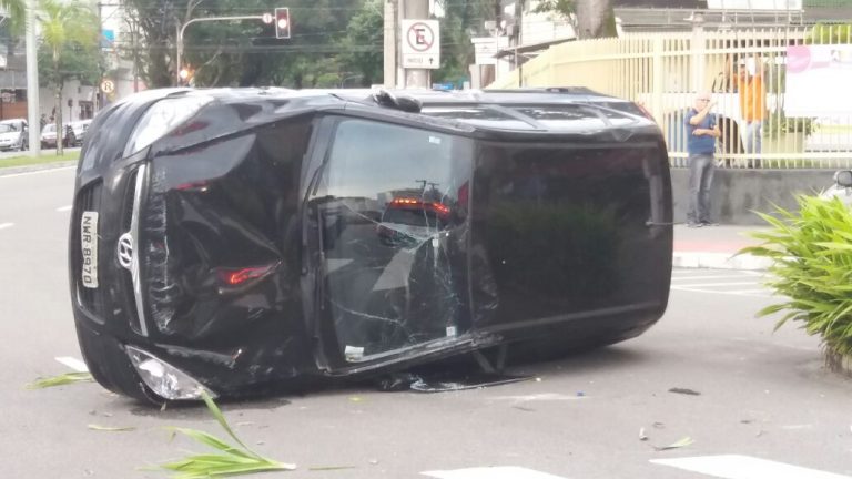 Motorista capota com carro na Praia do Canto e fica ferida