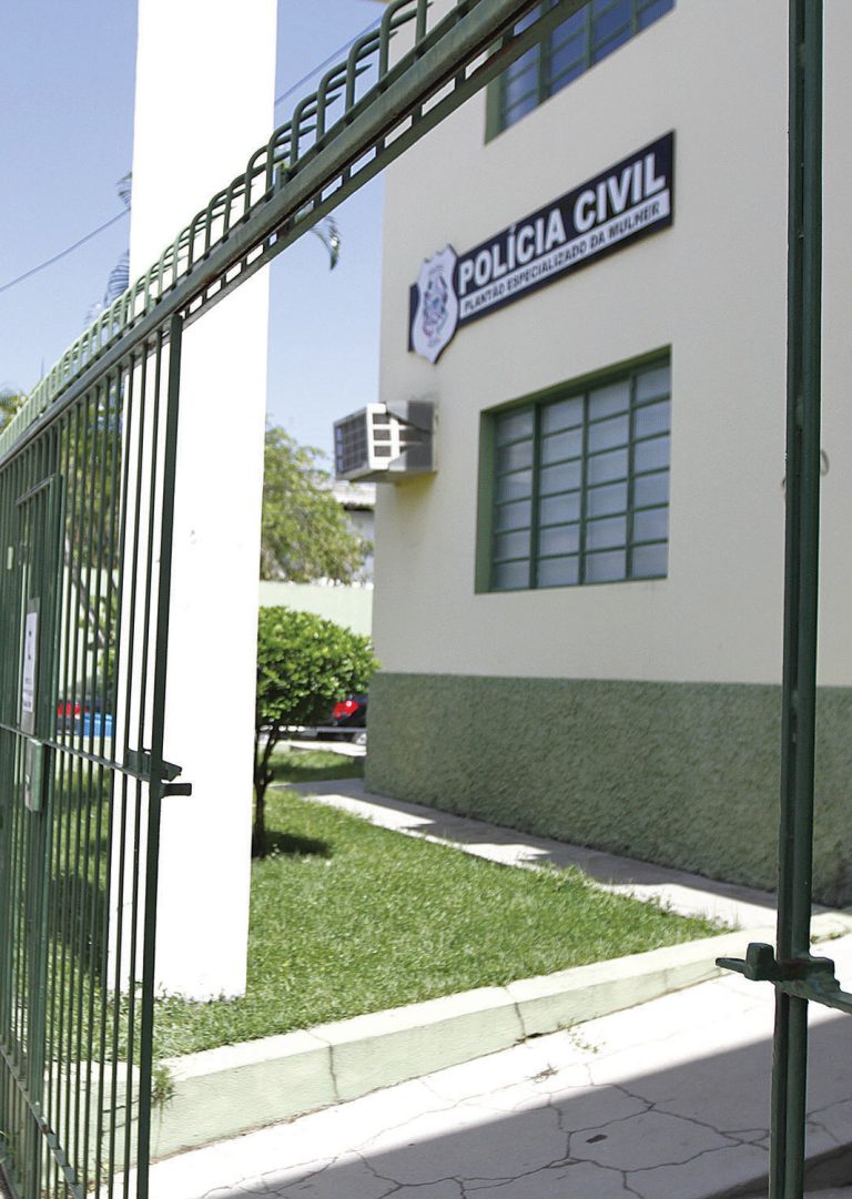 Funcionários de escola descobrem que menina de 16 anos foi agredida