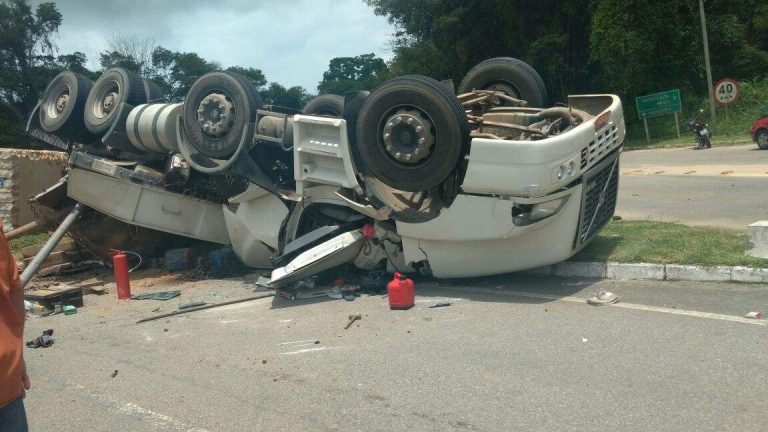 Motorista fica ferido após tombamento de carreta carregada com bloco de granito