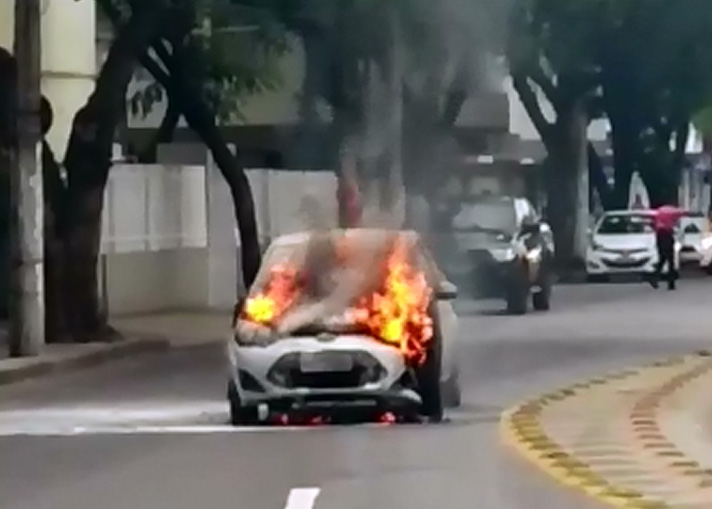 Carro pega fogo em avenida movimentada de Vitória; veja o vídeo