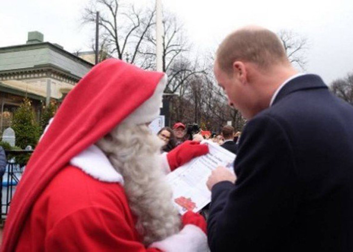 Príncipe William entrega carta do filho George para Papai Noel