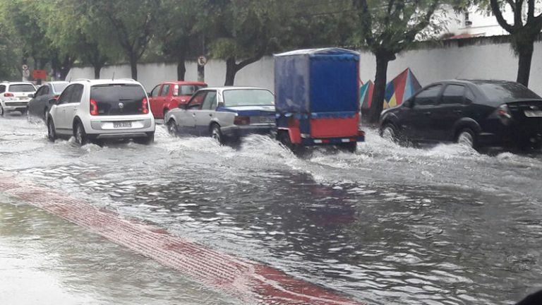 Chuva continua na Grande Vitória e ruas ficam alagadas