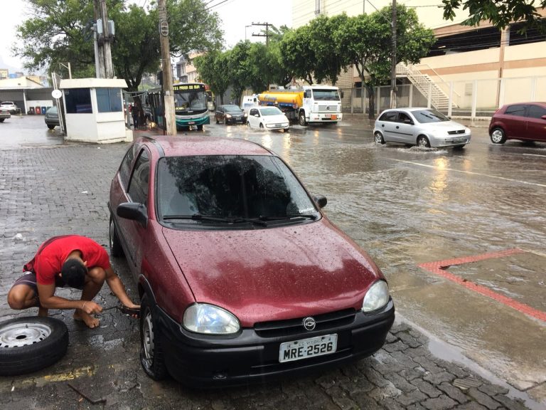 Buracos em meio a ruas alagadas geram problemas para os capixabas