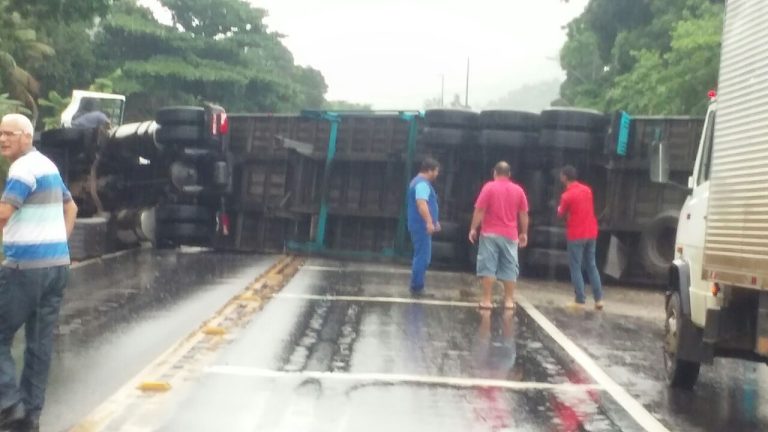 Acidente com carreta interdita a BR-101 em Guarapari
