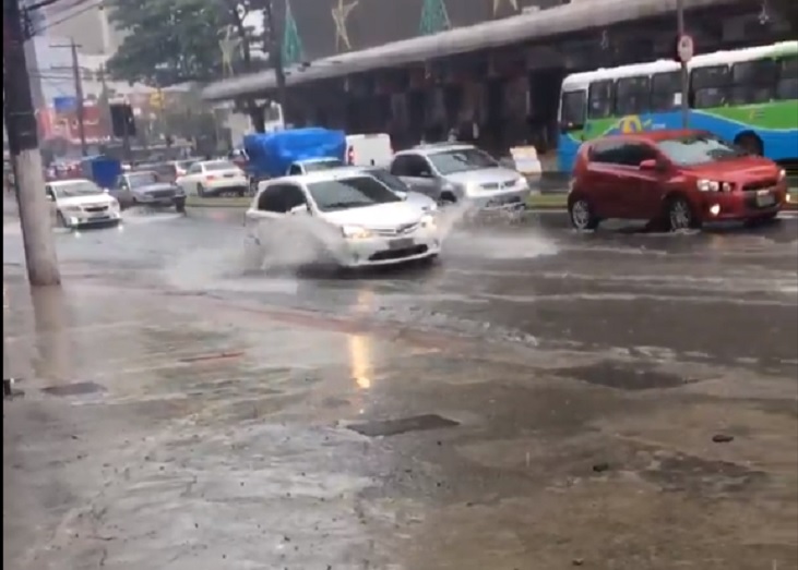 Alagamentos em ruas da Grande Vitória