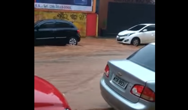 Desabamentos, alagamentos e crateras causam transtornos em Cachoeiro