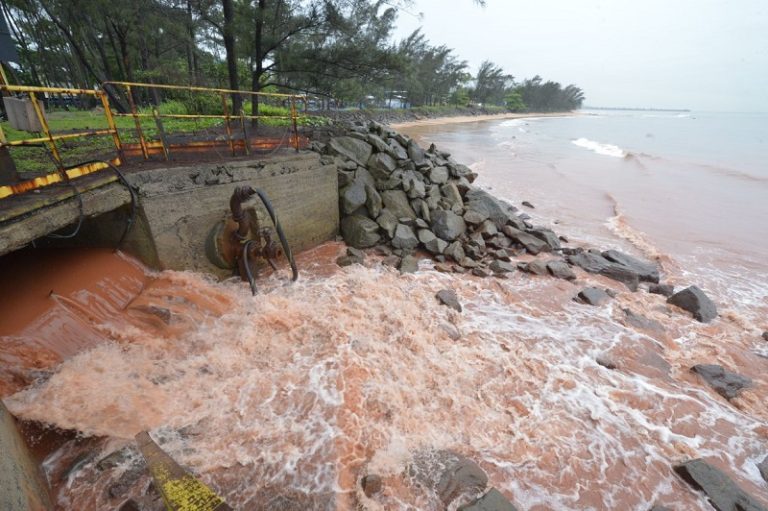 Iema denuncia vazamento de minério no mar na área da Vale