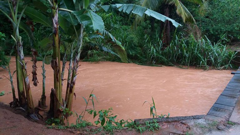 Chuva eleva nível de rio e alaga ruas em Santa Teresa