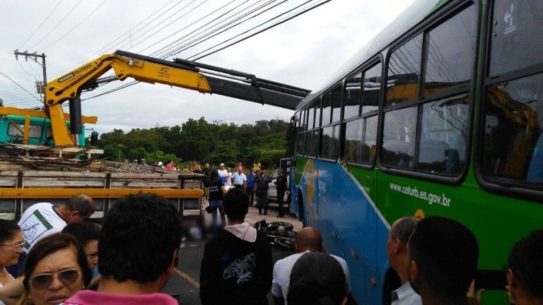 Motociclista morre após acidente com ônibus do Transcol